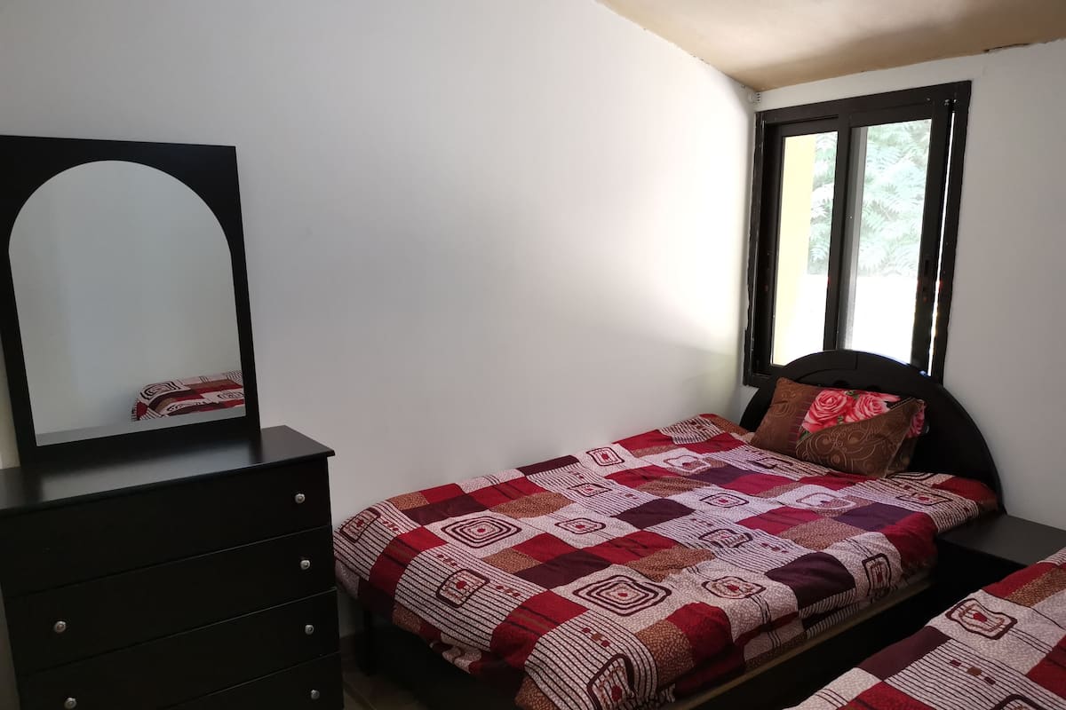 2 habitaciones, tabla de planchar con plancha y wifi gratis