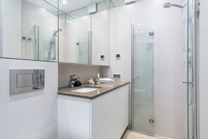 Premium-Apartment (Sw Ducha 63/65) | Badezimmer | Dusche, Haartrockner, Handtücher