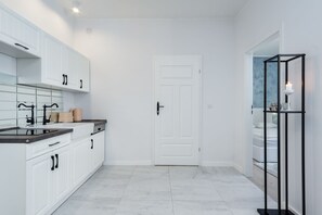 Superior Apartment (Ogarna 98) | Private kitchenette | Fridge, stovetop, electric kettle, cookware/dishes/utensils