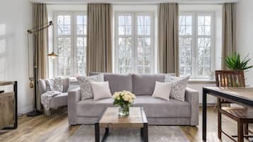 Deluxe Apartment (Sw Ducha 115/117) | Living area | Flat-screen TV