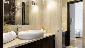 Comfort Studio Suite | Bathroom | Shower, hair dryer, towels