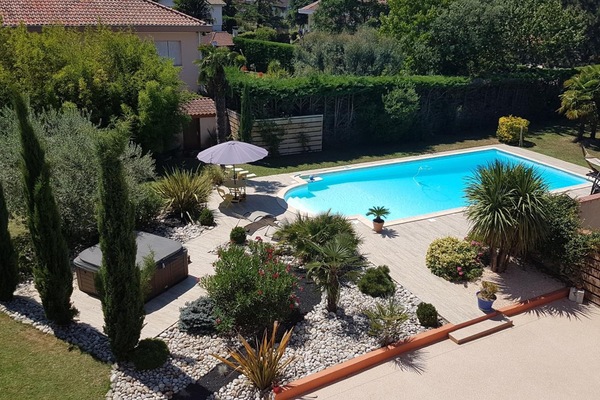 Outdoor pool, pool umbrellas, sun loungers