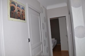 A hallway with a door leading to a bedroom. - Chambres d'hôtes et Spa (Agen)