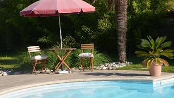 Outdoor pool, pool umbrellas, sun loungers