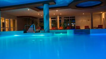 Innenpool, geöffnet von 07:30 Uhr bis 22:00 Uhr, Liegestühle