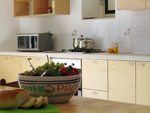 Apartment, 3 Bedrooms | Dapur kecil peribadi | Peti sejuk, ketuhar gelombang mikro, ketuhar, dapur 