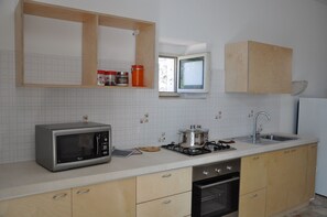 Apartment, 3 Bedrooms | Dapur peribadi | Peti sejuk, ketuhar gelombang mikro, ketuhar, dapur 