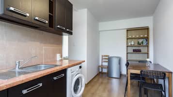 Apartment, 2 Schlafzimmer | Eigene Kochnische | Kühlschrank, Ofen, Herdplatte, Kochgeschirr/Geschirr/Besteck