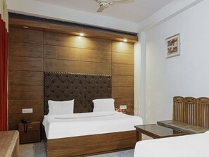 Quarto casal | Roupas de cama premium, edredons de pluma, escrivaninha