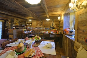 Petit déjeuner complet compris tous les jours