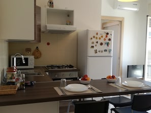 Apartment, 2 Schlafzimmer | Eigene Kochnische | Kühlschrank, Mikrowelle, Ofen, Herdplatte