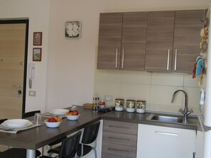 Apartament, 2 dormitoris | Cuina bàsica privada | Frigorífic, microones, forn i placa de cuina 