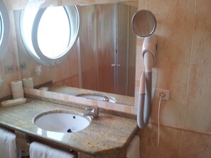 Superior Double Room | Bathroom | Shower, free toiletries, hair dryer, bathrobes