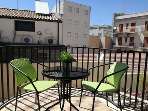 2 bedrooms, iron/ironing board, free cots/infant beds, bed sheets - Nicoletta Apartment (Ragusa)