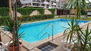 Piscina stagionale all'aperto, ombrelloni da piscina, lettini