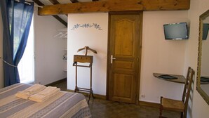A bedroom with a bed, a wooden wardrobe, a television, and a mirror. - Chambres D'Hôtes Garicoitz (Saint-Jean-Pied-de-Port)