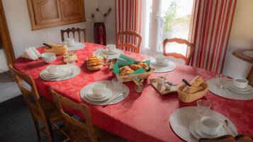 Free daily continental breakfast