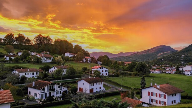 A rural village with white houses and red roofs, surrounded by green hills and mountains. - Chambres D'Hôtes Garicoitz (Saint-Jean-Pied-de-Port)