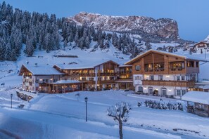 Fachada de la propiedad por la tarde o noche