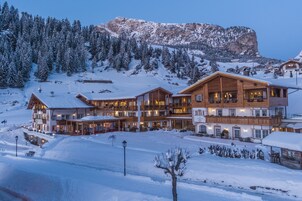 Fachada de la propiedad por la tarde o noche