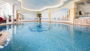 Ein Innenpool mit Fliesenboden und einer Landschaftsmalerei an den Wänden.
