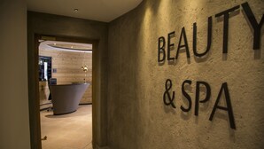 Ein Flur mit einem Schild, auf dem 'BEAUTY & SPA' steht.