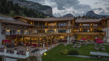 Fassade der Unterkunft – Abend/Nacht