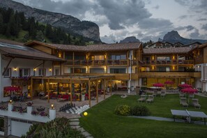 Front of property – evening/night - Hotel Welponer Beauty & Relax (Selva di Val Gardena)