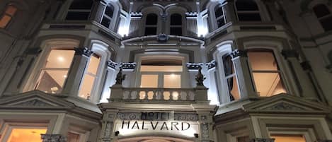 Façade de lâhĂ©bergement - soirĂ©e/nuit