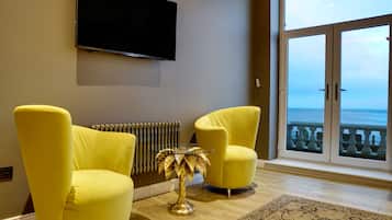 Habitación superior, 1 cama de matrimonio grande, vistas a la playa | 1 dormitorio, ropa de cama de alta calidad, caja fuerte