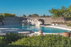 Utomhuspool och solstolar