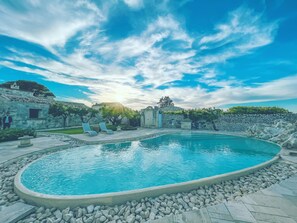 室外游泳池，提供日光浴躺椅