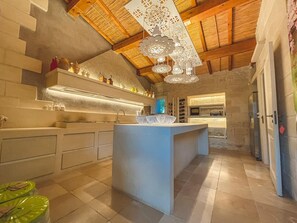 Villa Royal | Eget kök | Stort kylskåp, mikrovågsugn, ugn och spishäll