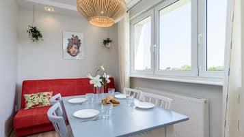 Apartment | Essbereich im Zimmer