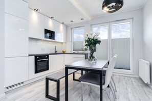 Apartment | Private kitchen | Fridge, microwave, oven, stovetop - Elite Apartments Oliwa Business Center (Gdansk)