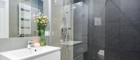 Apartment | Badezimmer | Dusche, Handtücher