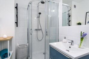 Căn hộ tiện nghi đơn giản | Phòng tắm | Buồng tắm vòi sen, khăn tắm 