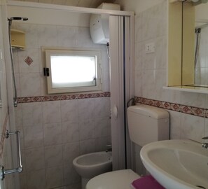 Appartamento | Bagno | Doccia, asciugacapelli, bidet, asciugamani