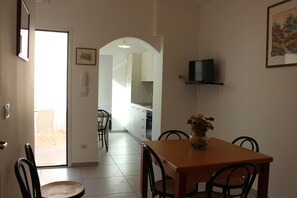 Apartment, 2 Schlafzimmer | Essbereich im Zimmer