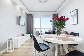 Apartment, Stadtblick | Essbereich im Zimmer