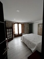 Quarto casal superior | Cofres nos quartos, escrivaninha, cortinas blackout