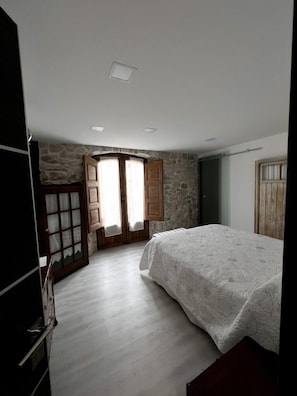 Superior Double Room | In-room safe, desk, blackout curtains, soundproofing - Hospederia Jaramillo (Penaranda de Duero)