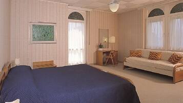 Camera Superior con letto matrimoniale o 2 letti singoli, vista lago | Minibar, una cassaforte in camera, una scrivania, Wi-Fi gratuito