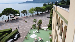 Un hotel frente al mar, con aparcamiento y una zona de estar exterior con jardín.