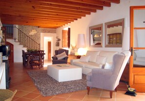 Villa, 3 soverom, privat basseng | Oppholdsrom | Flatskjerm-TV og DVD-spiller