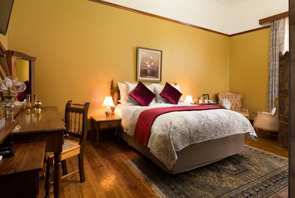 Kahden hengen luksushuone | 1 makuuhuone, ylelliset vuodevaatteet, työpöytä, silitysrauta/-lauta