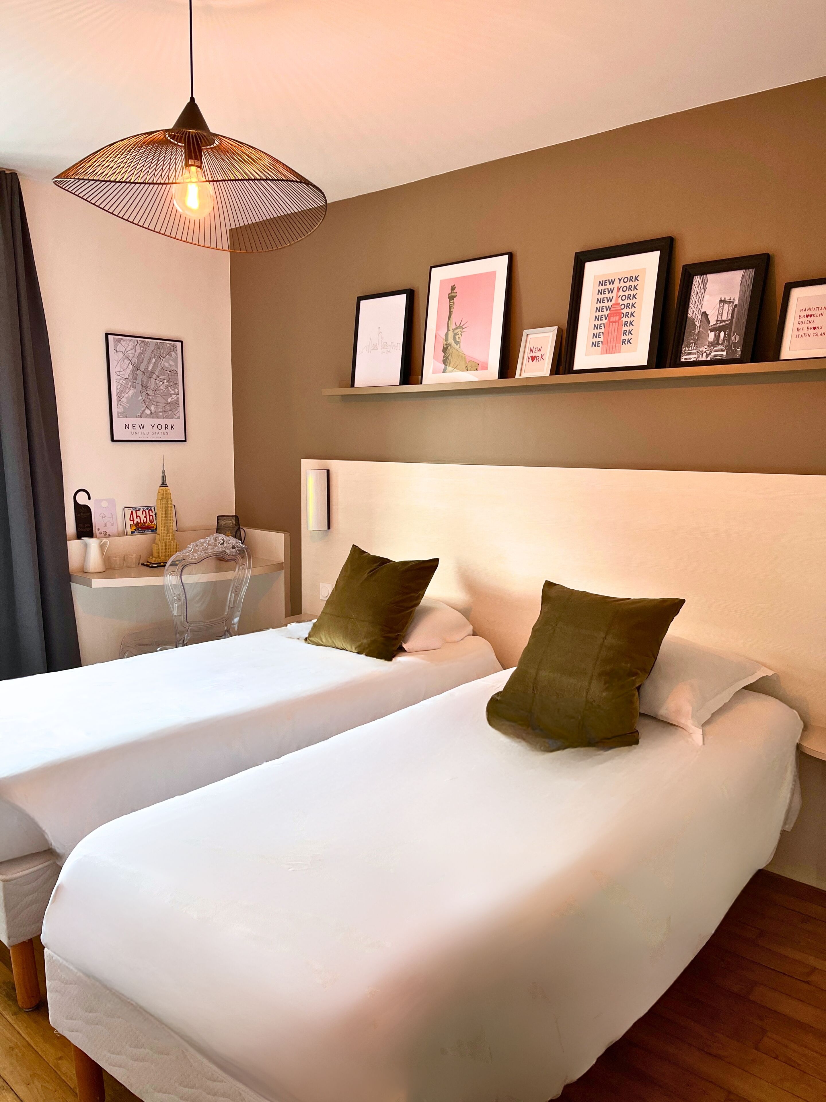 雙床房 | 高級寢具、獨特裝潢、布置獨特、書桌