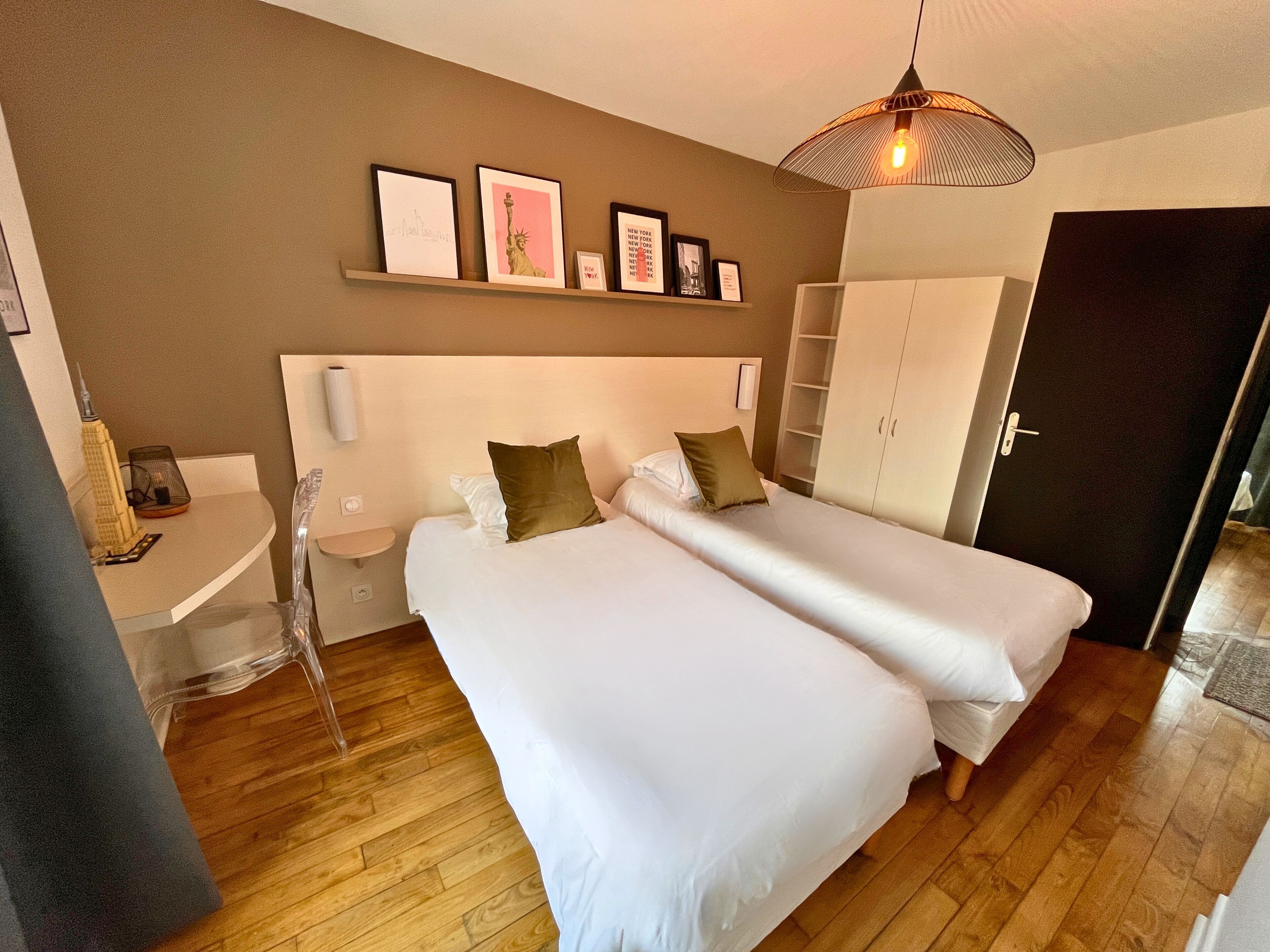 twin room | premium bedding, individually decorated, individually furnished, desk