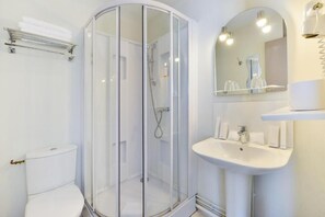 Shower, hair dryer, towels, soap - Hôtel Restaurant La Maison (Trébeurden)