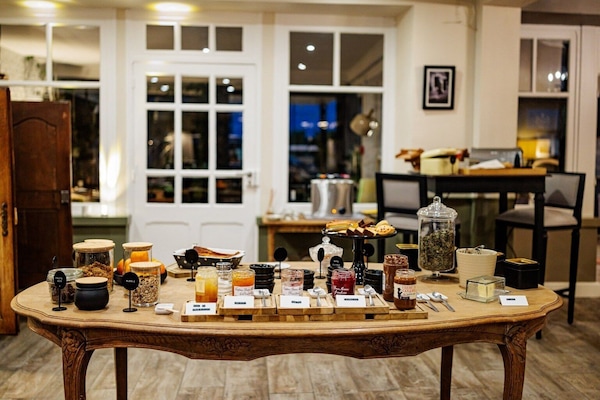 Desayuno buffet diario (EUR 14 por persona)